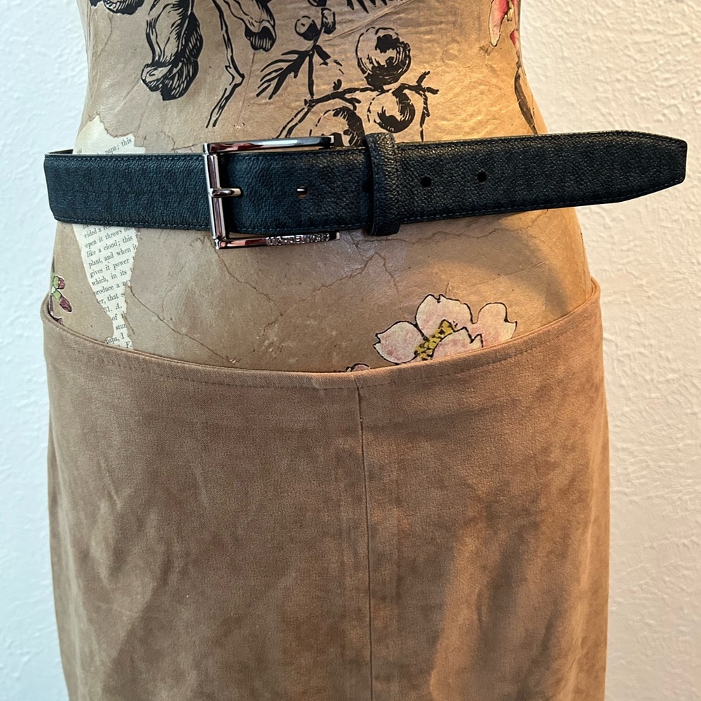 Michael Kors Navy& Black Women’s belt. Size 32